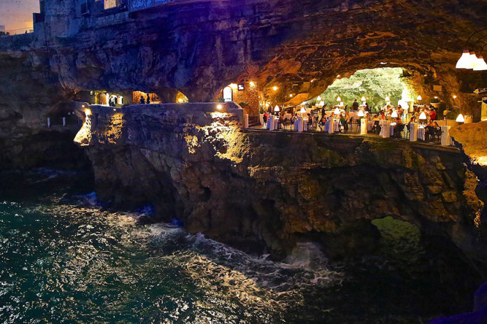 Grotta Palazzese - ресторан в известняковом гроте.