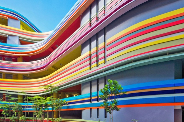 Фасад начальной школы, напоминающий радугу.