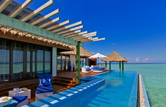 Бассейн в экзотическом отеле Valassaru Maldives.