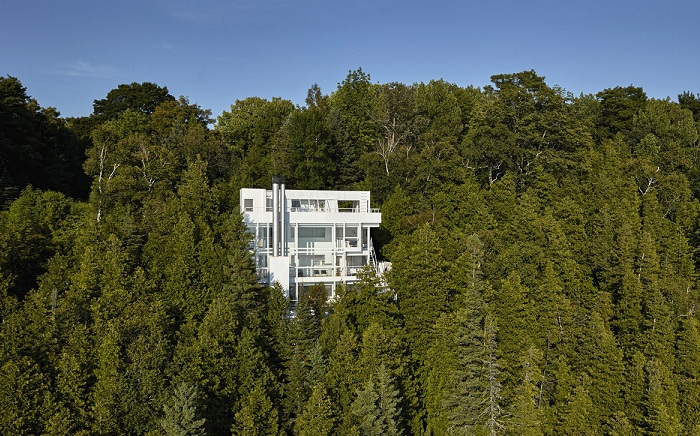 Douglas House - дом в лесной чаще у озера Мичиган (США).