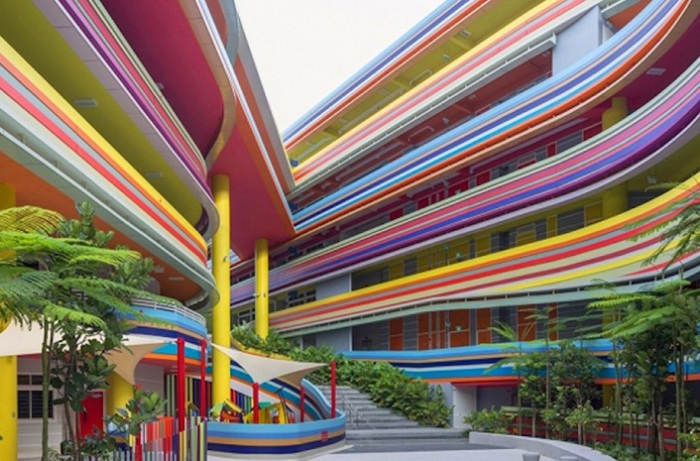 Яркие полоски фасада школы призваны стимулировать умственную деятельность учеников.