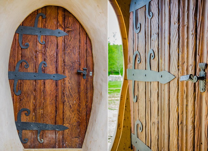 Двери из натуральной древесины.