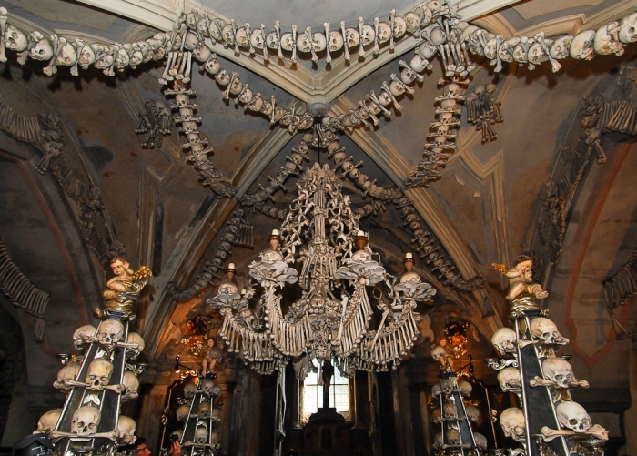 Костел Всех Святых, украшенный 40000 костями.