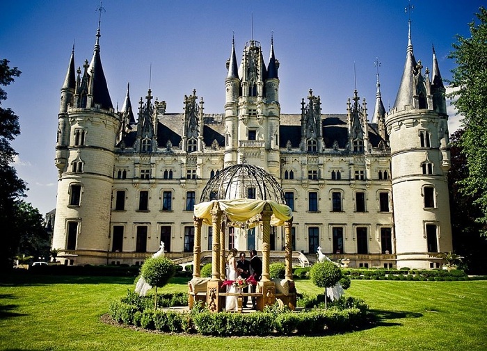 Замок у Франції Chateau de Challain.