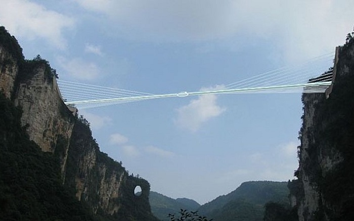Стеклянный мост, расположенный на высоте 370 метров.