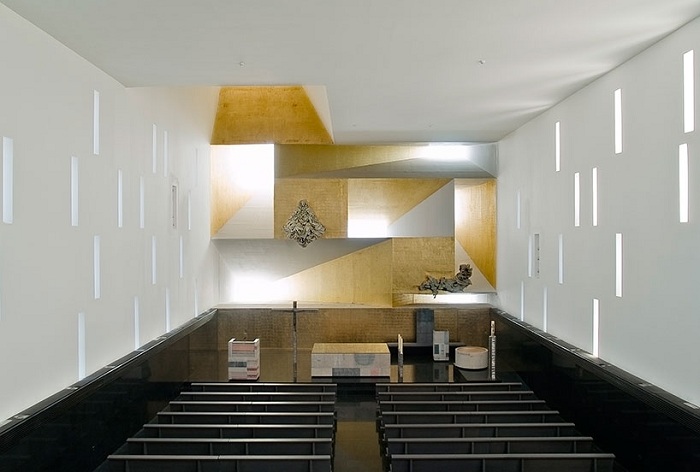 Внутреннее убранство церкви Санта-Моника.