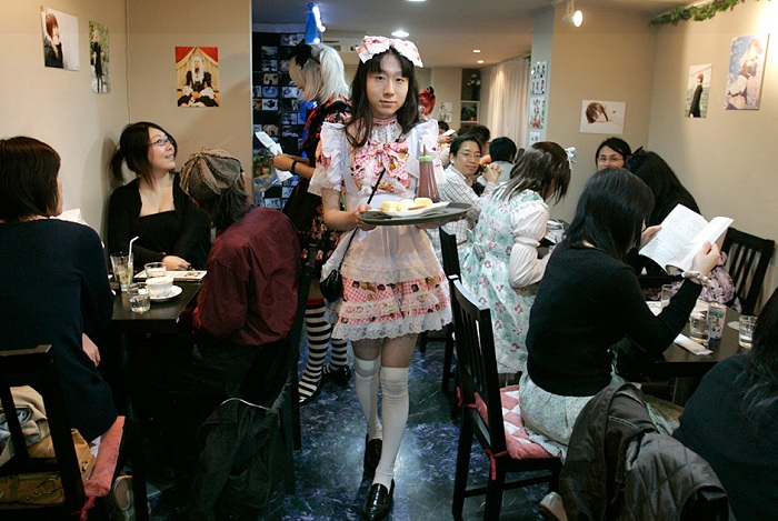Hibaritei - японский ресторан с переодетыми официантами.