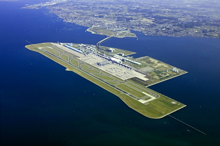 Кансай - самый длинный аэропорт в мире, построенный на искусственном острове.