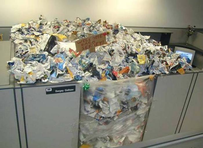 Рабочее место, полностью заваленное мусором, теперь уж точно можно будет назвать «трешовым».