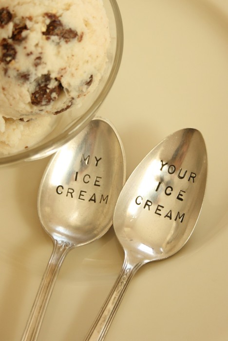Чайні ложки, зроблені для спільного поїдання морозива.