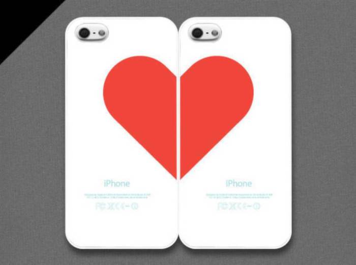 Два чохли для смартфонів, які в парі утворюють одне серце.