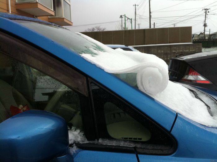 Снежный рулон на машине.