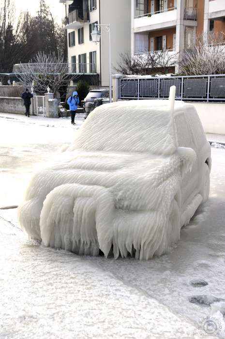 Скованный льдом автомобиль. 