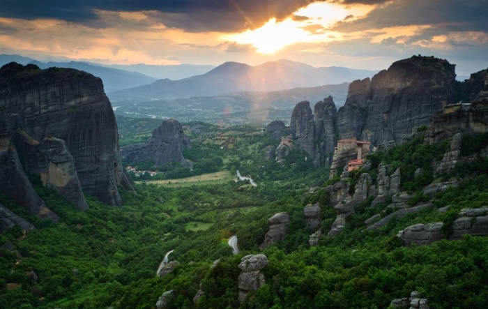 Большой комплекс монастырей в Греции.