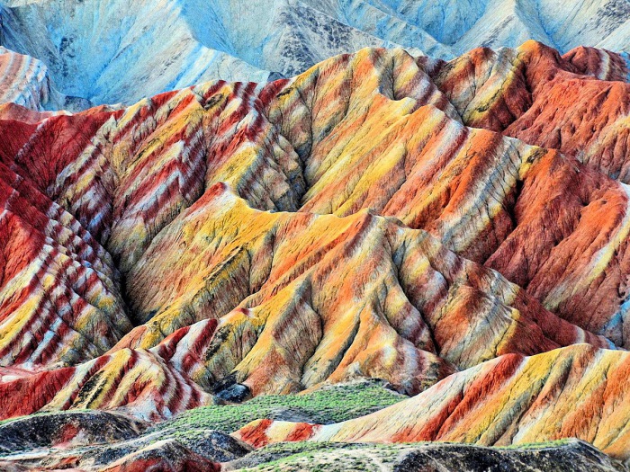 Необычная раскраска гор в провинции Гансу.