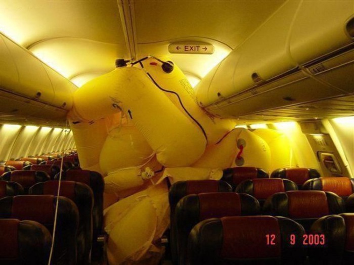 Спасательная шлюпка надулась автоматически, когда самолет стоял на земле.