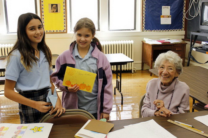 100-летняя учительница  с радостью обучает детей математике.
