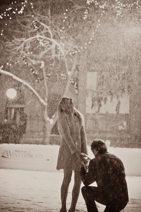 Самое романтичное предложение руки и сердца на катке во время снегопада.