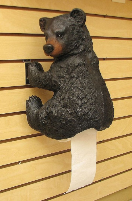 Медвежонок, придерживающий рулон туалетной бумаги.
