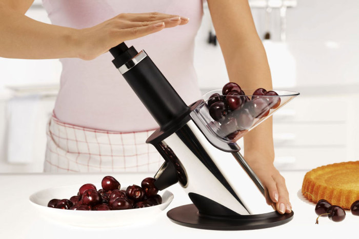 С такой машинкой приготовление вишневого пирога или варенья станет намного легче.