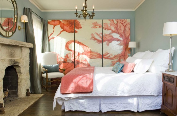 Прекрасна спальня для дівчинки, прикрашена величезною картиною в ніжному кораловому кольорі.