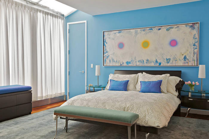 Затишна спальня, декорована прекрасної абстракцією в біло-синіх відтінках.