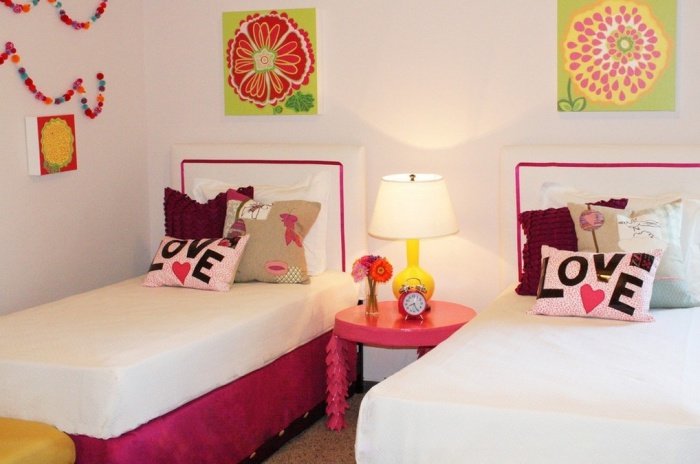 Сучасна спальня для двох дівчаток зі схожими декораціями біля кожного ліжка.