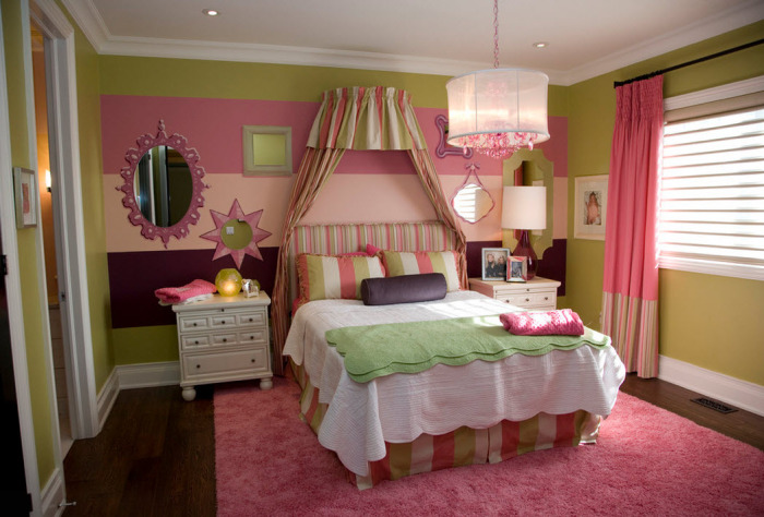 Неймовірно дівчача спальня з ліжком з балдахіном і яскравими стінами.