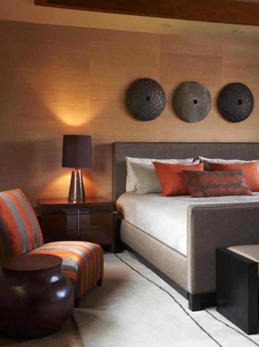 Приголомшлива спальня в тропічному стилі з простими, але виразними декораціями на стінах.