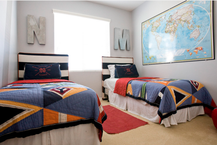 Дитяча кімната для хлопчика, виконана в еклектичному стилі і декорована величезними ініціалами і картою.