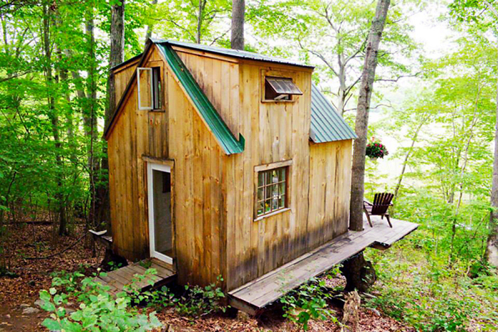 Оригінальна хатинка посеред лісу в США.