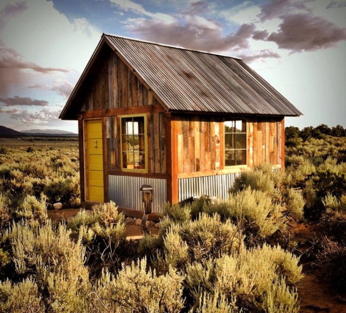 Маленька хатинка посеред пустелі в Колорадо.