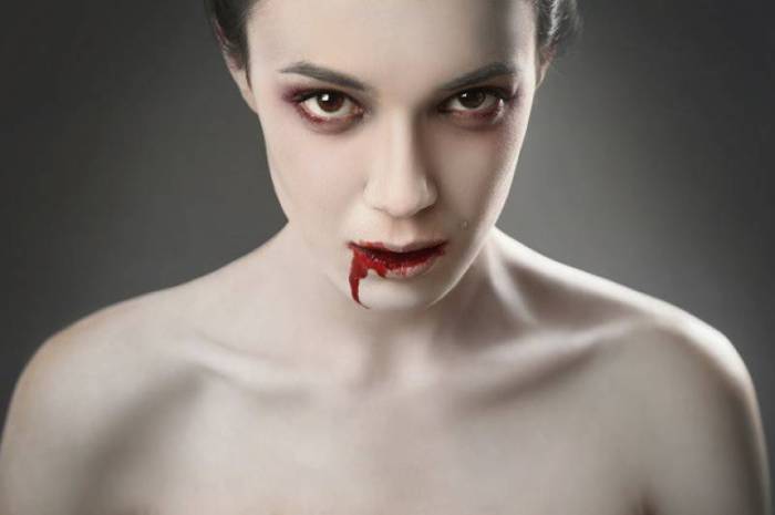 Вампиры - популярные герои фильмов и книг.