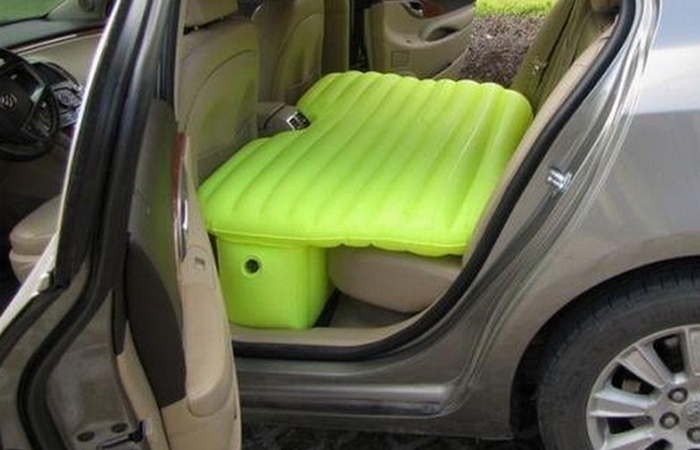 Автомобильный гаджет: диван для заднего сидения.