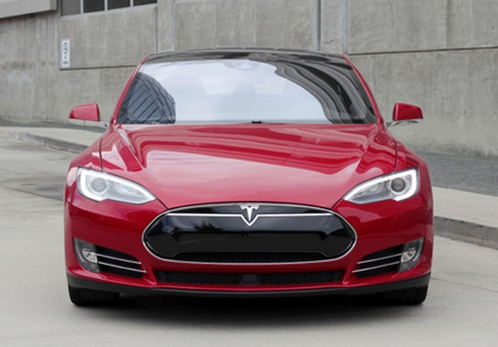 Автомобиль Tesla Model S P90D.