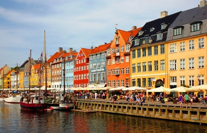 Копенгаген, район исторической набережной: таунхаусы, кафе и рестораны.