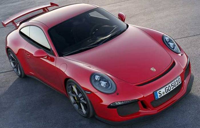 Автомобиль Porsche 911.