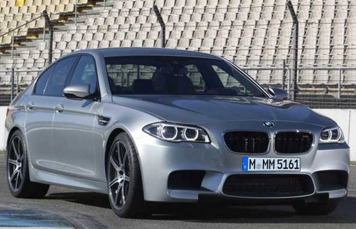 Автомобиль BMW M5.