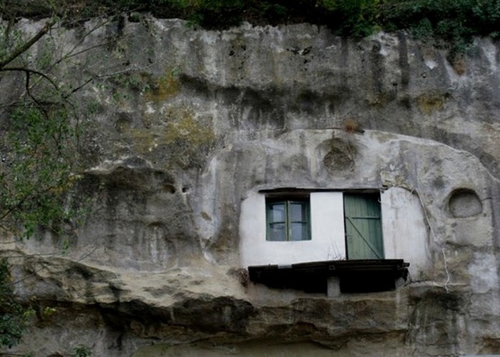 Естественные пещеры - идеальное жильё.