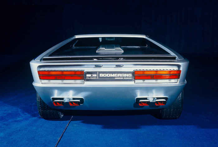 Maserati Boomerang: стеклянный люк и неожиданные формы.