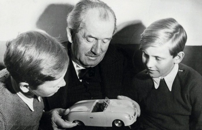 Porsche начал производить автомобили через десять лет.