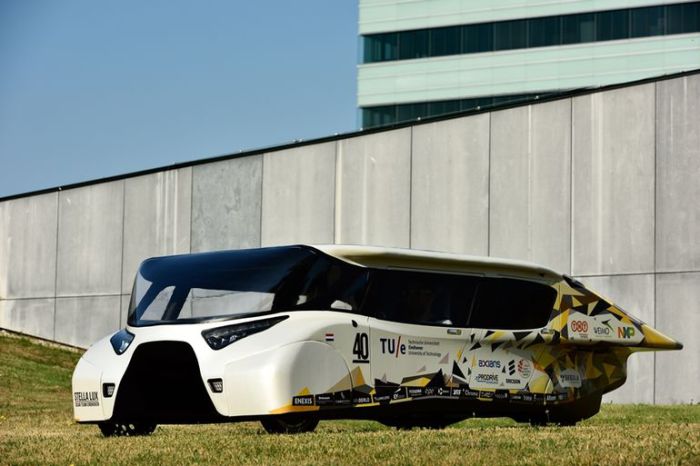 Автомобиль на солнечных батареях Stella Lux.