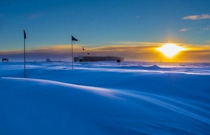 Южный полюс: восход и закат один раз в году.