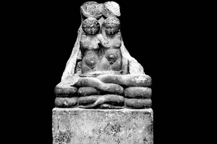 Скульптура близнецов Клеопатры и Марка Антония.