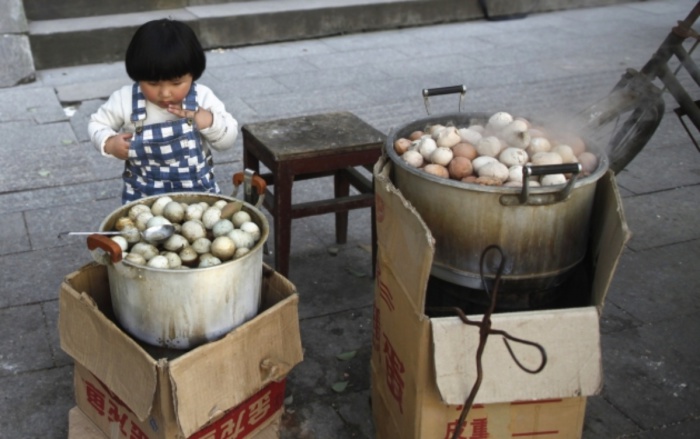 Китайцы варят яйца в моче девственников.