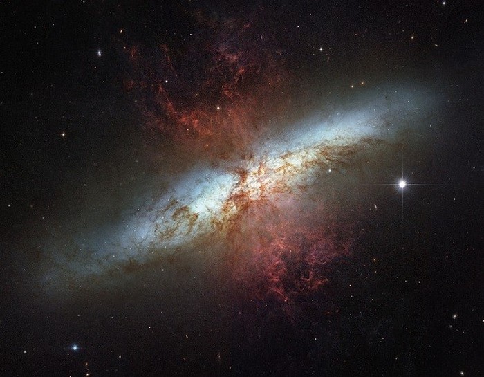 M82 в пять раз ярче Млечного Пути.