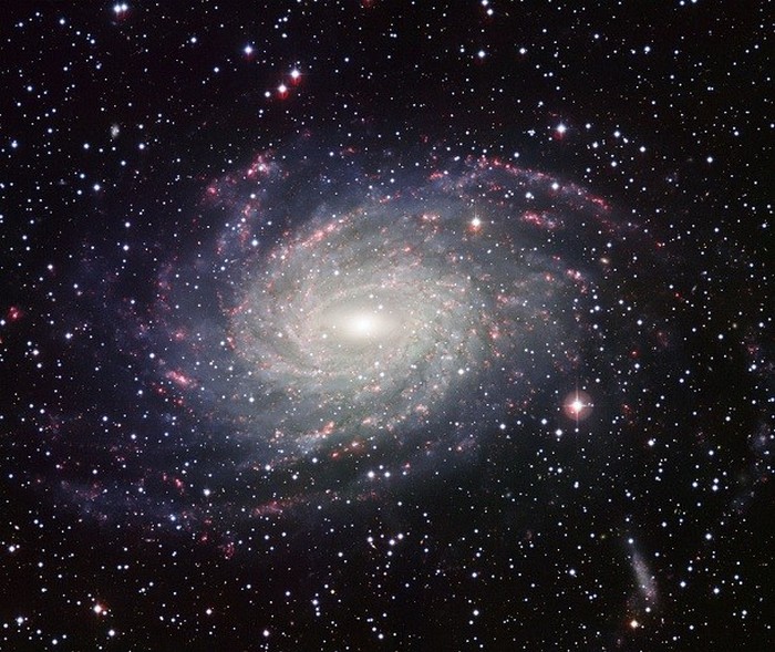 NGC 6744 - большая спиральная галактика.