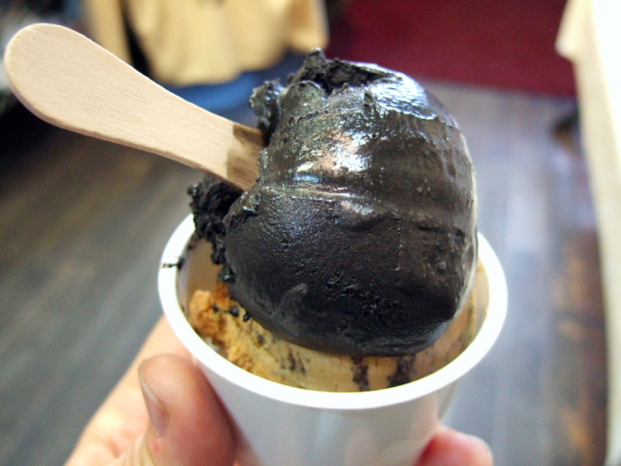 Мороженое с добавлением чернил кальмара.