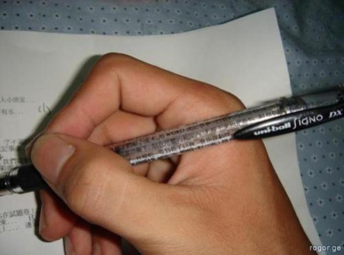 Мелким почерком на ручке