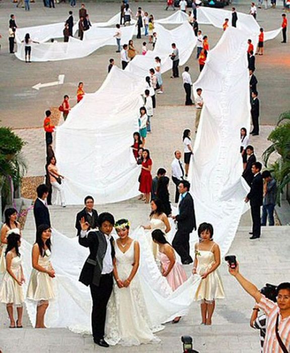 Свадьба с невестой в самом длинном платье. 